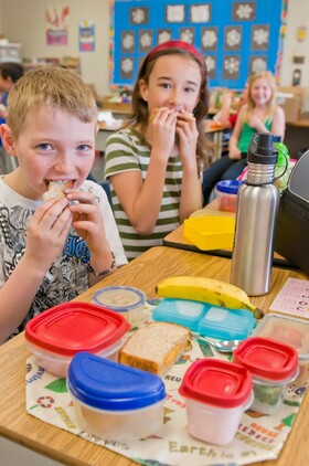 kids eating lunch at school